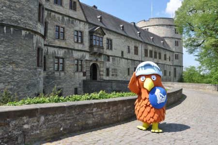Falko, das Maskottchen vom Historischen Museum des Hochstifts Paderborn, lädt zu den diesjährigen Osterferienspielen ein (Foto: Kreismuseum Wewelsburg)